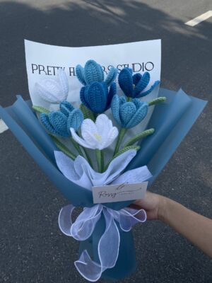 Một bó hoa len Tulip kết hợp giữa sắc trắng và xanh lá, mang phong cách thanh lịch và tinh tế. Các bông hoa Tulip trắng được làm từ len mềm mại, tỉ mỉ đến từng chi tiết, tạo ra vẻ đẹp nhẹ nhàng và tự nhiên. Lá len xanh đậm làm nền, nổi bật những cánh hoa trắng tinh khiết. Bó hoa được buộc gọn gàng bằng dây ruy băng, phù hợp để làm quà tặng trong các dịp đặc biệt như sinh nhật, kỷ niệm, hoặc tặng người thân yêu để bày tỏ sự trân trọng và tình cảm.